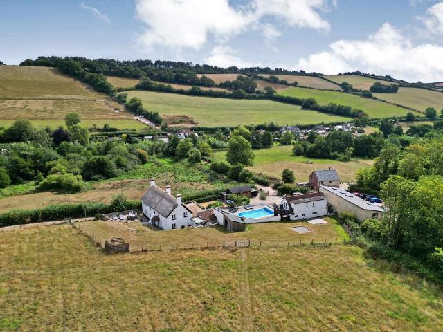 6 bedroom detached house for sale