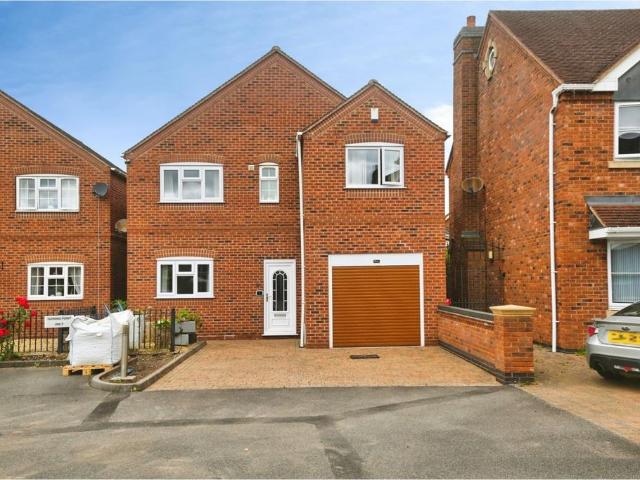 4 bedroom detached house for sale