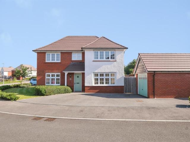 4 bedroom detached house for sale