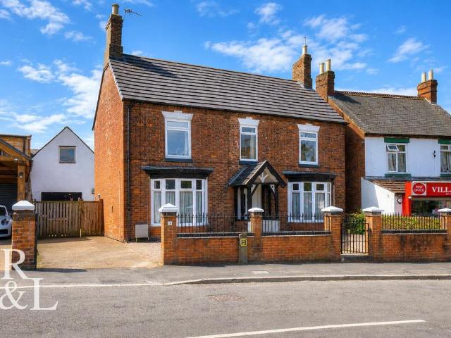 4 bedroom detached house for sale