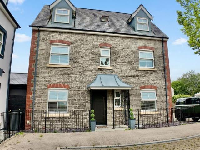 4 bedroom detached house for sale