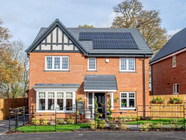 4 bedroom detached house for sale