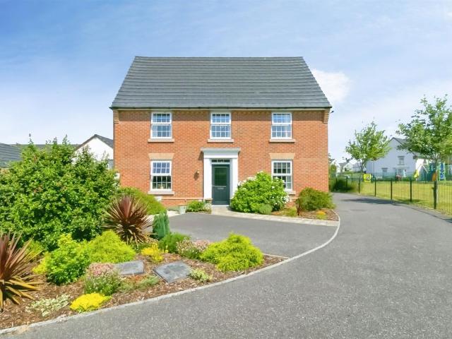 4 bedroom detached house for sale