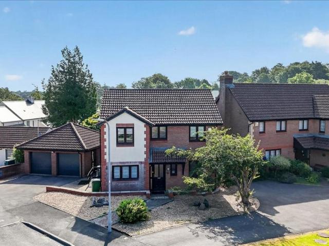 4 bedroom detached house for sale