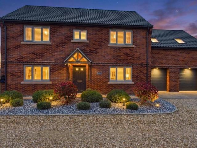 4 bedroom detached house for sale