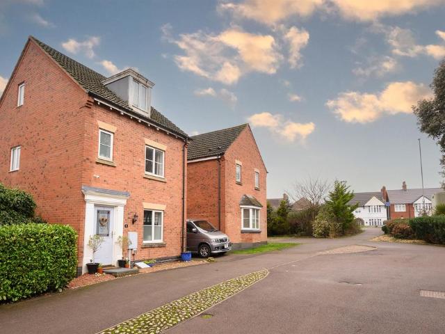 4 bedroom detached house for sale