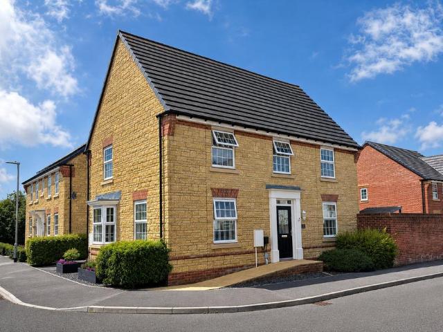 4 bedroom detached house for sale