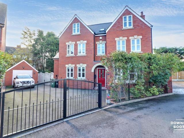 4 bedroom detached house for sale