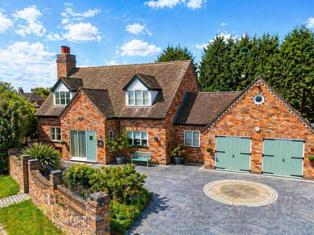 4 bedroom detached house for sale