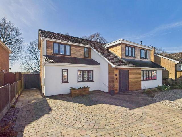 4 bedroom detached house for sale