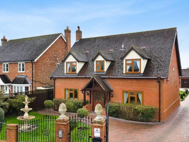 4 bedroom detached house for sale