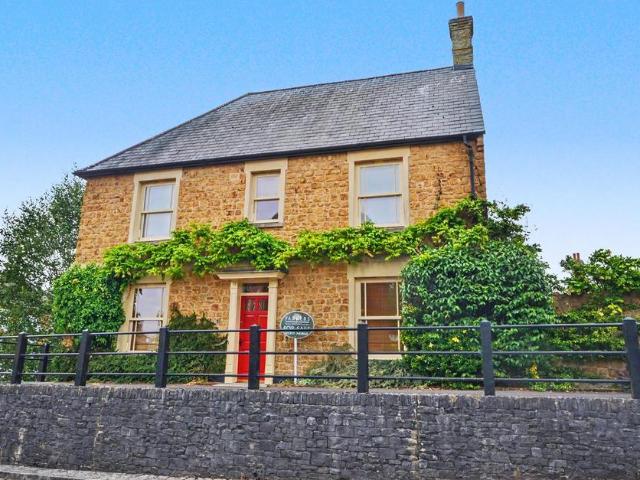 4 bedroom end of terrace house for sale