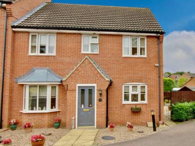 4 bedroom end of terrace house for sale