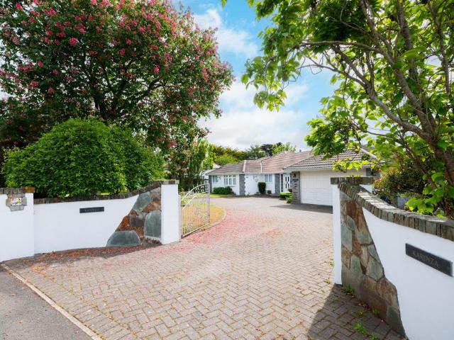4 bedroom detached bungalow for sale
