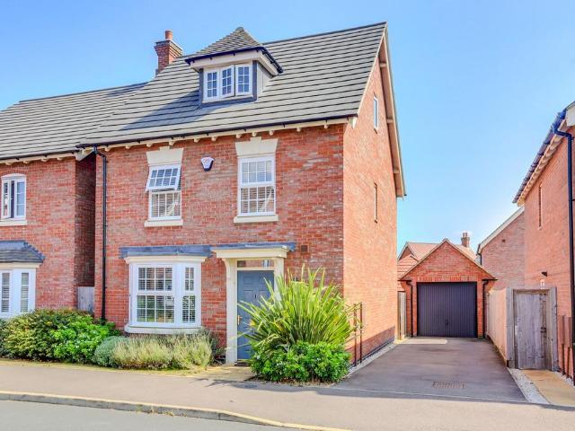 4 bedroom detached house for sale