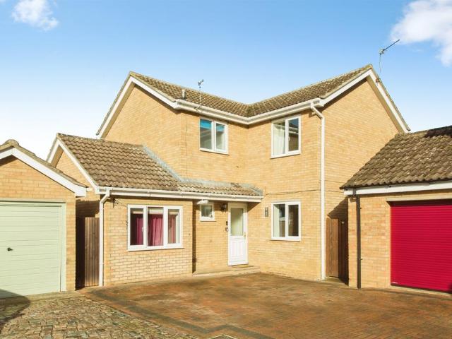 4 bedroom detached house for sale