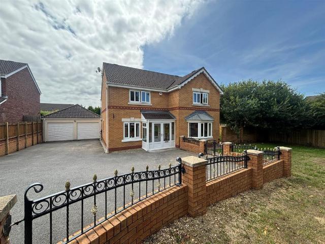 4 bedroom detached house for sale