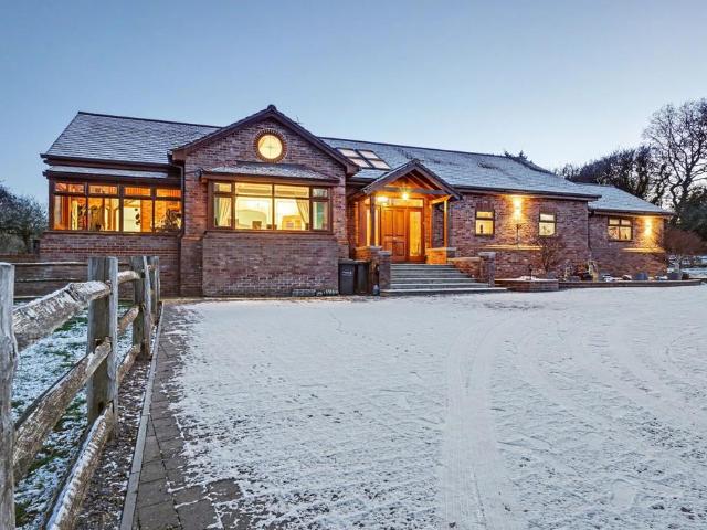 4 bedroom equestrian facility for sale