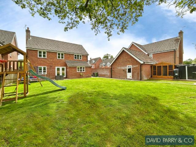 4 bedroom detached house for sale