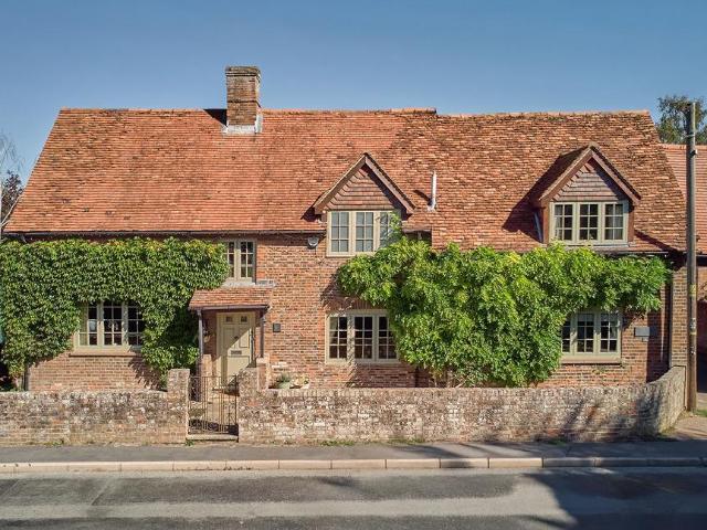 4 bedroom link detached house for sale