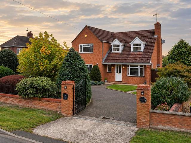 4 bedroom detached house for sale