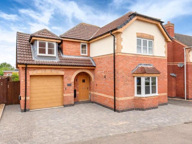 4 bedroom detached house for sale
