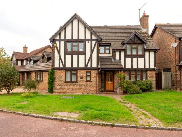 5 bedroom detached house for sale
