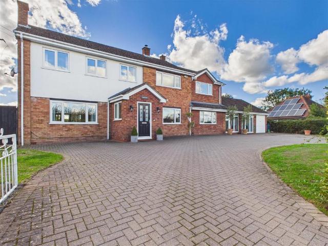 4 bedroom detached house for sale