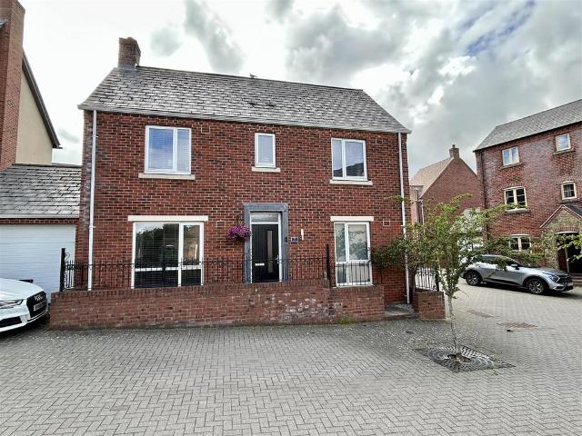 4 bedroom detached house for sale