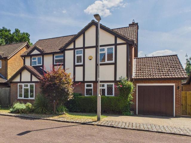 4 bedroom detached house for sale