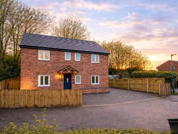 4 bedroom detached house for sale