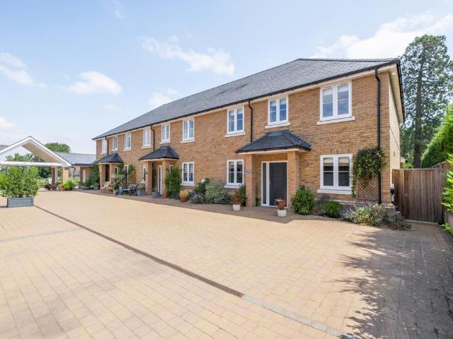 4 bedroom end of terrace house for sale