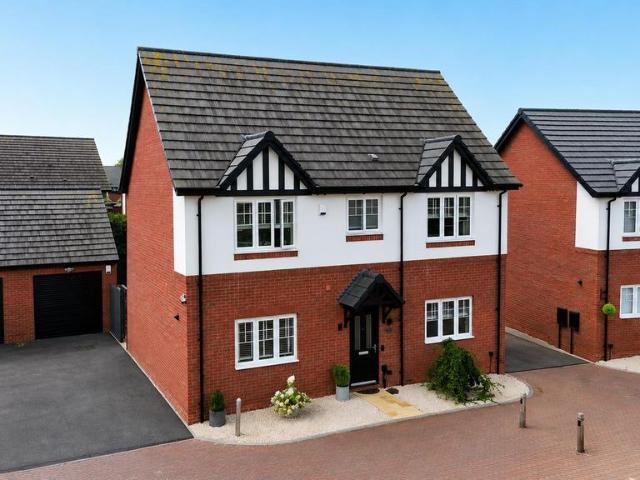 4 bedroom detached house for sale