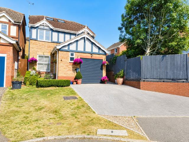 4 bedroom detached house for sale