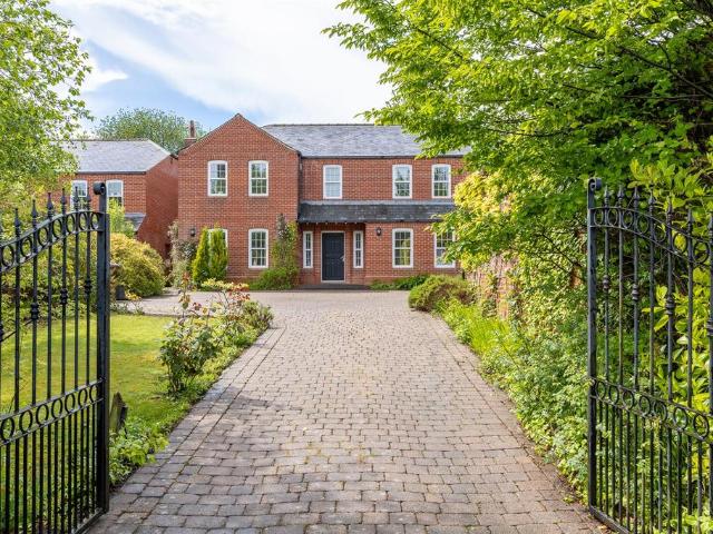 5 bedroom detached house for sale