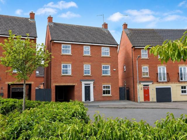 4 bedroom detached house for sale