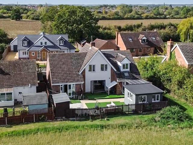 5 bedroom detached house for sale