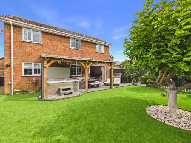 4 bedroom detached house for sale