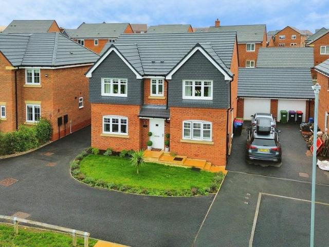 4 bedroom detached house for sale