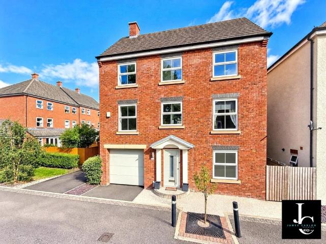 4 bedroom detached house for sale