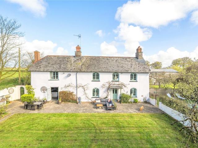 7 bedroom equestrian facility for sale