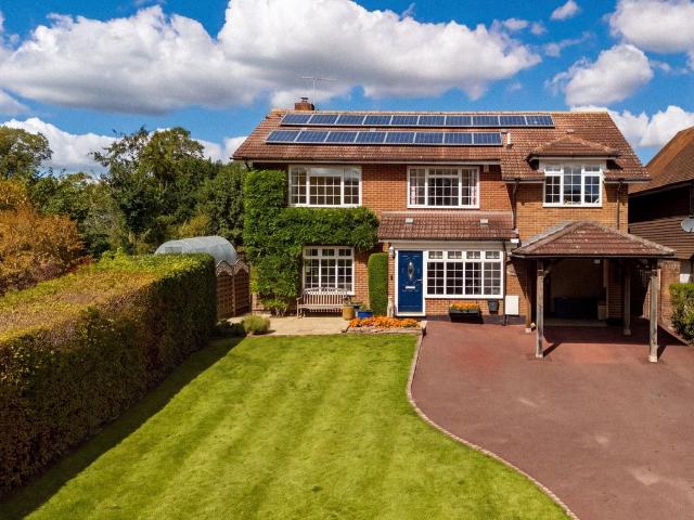4 bedroom detached house for sale