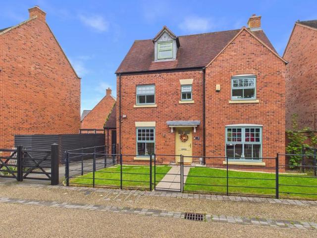 4 bedroom detached house for sale