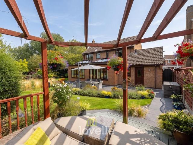 4 bedroom detached house for sale