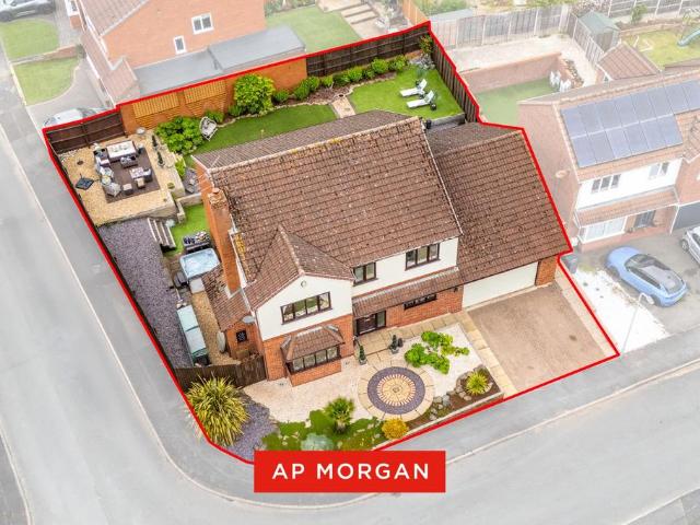 4 bedroom detached house for sale