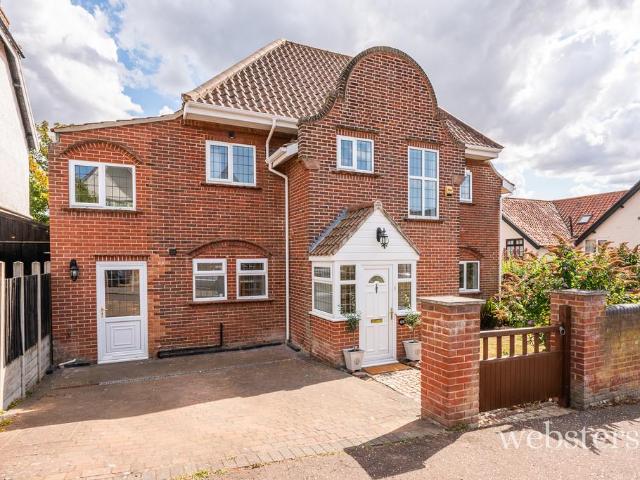 4 bedroom detached house for sale