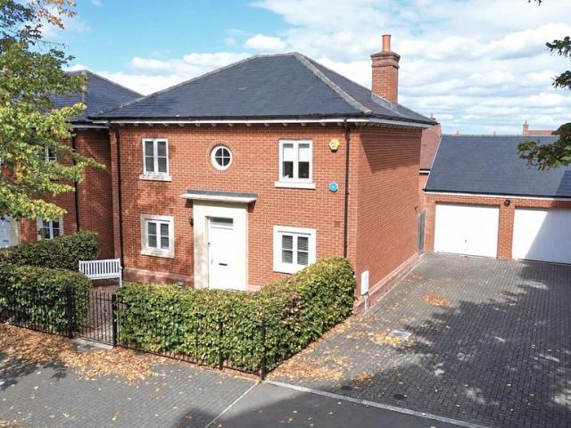 4 bedroom detached house for sale