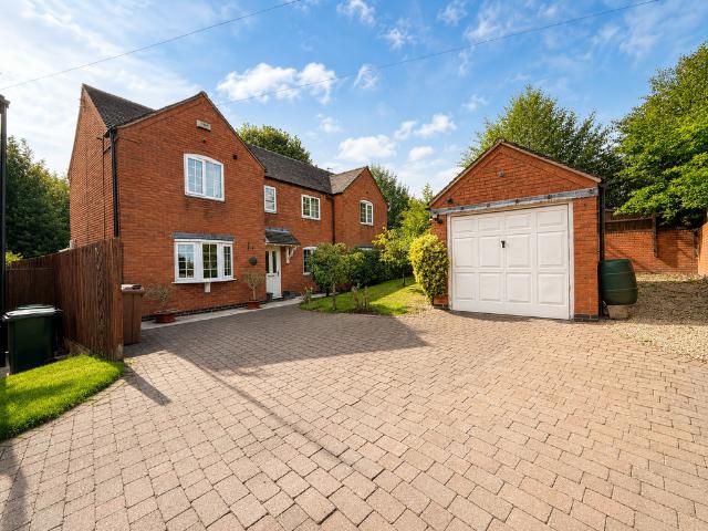 4 bedroom detached house for sale