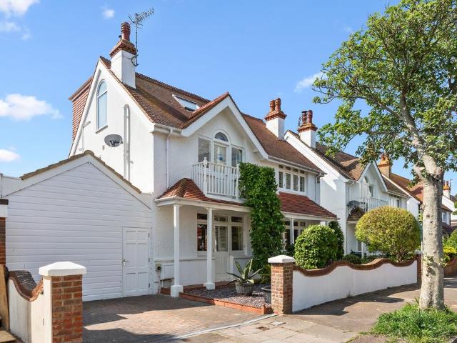 4 bedroom link detached house for sale