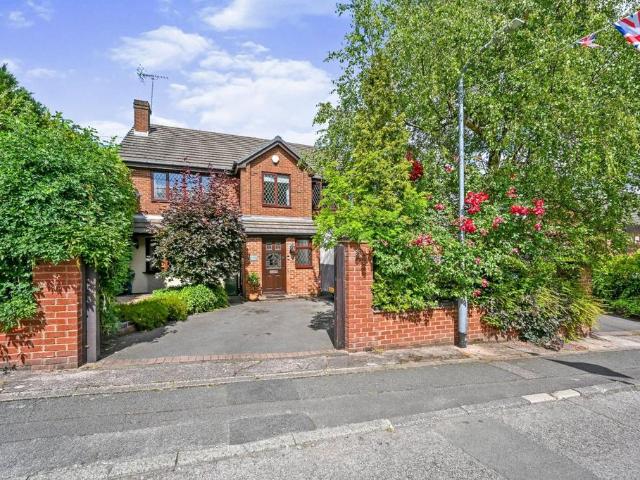 4 bedroom detached house for sale